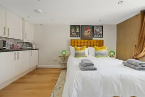 Entire City Centre Flat~ FREE parking available - Image 4
