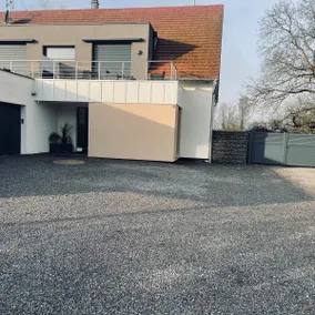 Two-room apartment with balcony and shared pool - Image 3