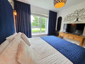 Entire Spacious 3-Bed Family Home, City Centre, Free Parking, Garden - Image 2