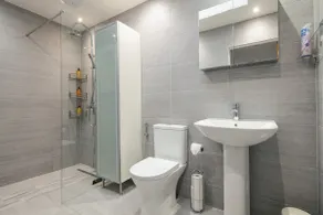 Luxury 3BR | Sleeps 8 | PS5 | O2 - Image 5
