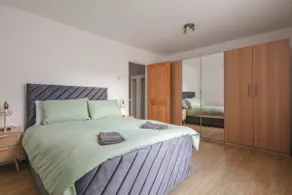 Luxury 3BR | Sleeps 8 | PS5 | O2 - Image 4