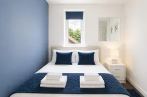 Modern 2 Bedroom House with Parking - Image 4