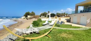 Aqua Luna Bay - Romantic Beachfront Suite & Garden - Image 4