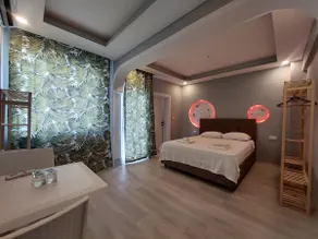 stone gate room - Image 2