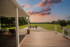 Family home with huge fenced in yard - Image 3