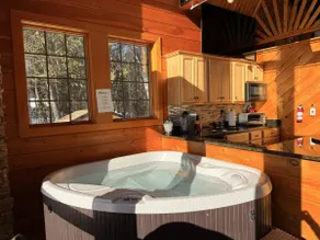 Luxury Lakeside Lodge w/Hot Tub & Steam Shower - Image 4