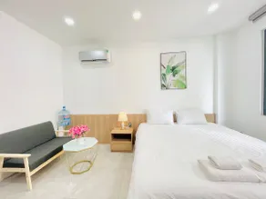 l 403 FoxyDen l Modern Studio w Kitchen & Balcony - Image 3