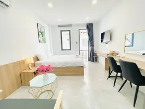 l 403 FoxyDen l Modern Studio w Kitchen & Balcony - Image 4