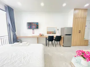 l 403 FoxyDen l Modern Studio w Kitchen & Balcony - Image 2