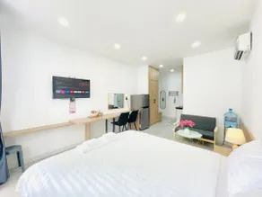 l 403 FoxyDen l Modern Studio w Kitchen & Balcony - Image 5