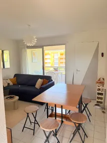 Private 2-bedroom apartment with balcony/pool/parking - Image 2