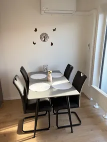 Topoľčianska Apartment Bratislava - Cozy stay with parking, AC & 10min tram to Old Town - Image 4