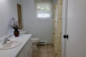 Cute and cozy 3 bedroom apartment centrally located - Image 5