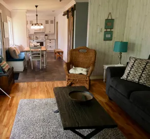Cute and cozy 3 bedroom apartment centrally located - Image 3
