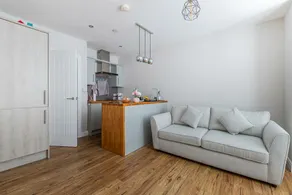 7-Min Walk to Principality and City Centre - Image 2