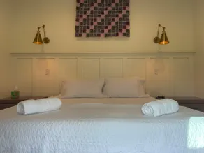 Modern Cottage | King Bed | Quiet Neighborhood - Image 5