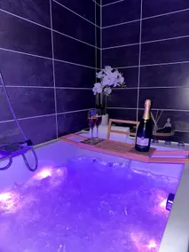 Sakura Suite - Jacuzzi and Cinema - Image 2