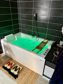 Sakura Suite - Jacuzzi and Cinema - Image 5