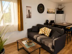 In parentheses - Great comfort and Private parking - Image 4