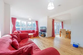 Fab 5-Bedroom Detached, Garden | Heathrow & London - Image 2