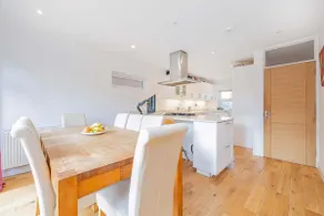 Fab 5-Bedroom Detached, Garden | Heathrow & London - Image 4