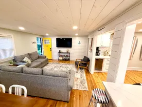 4bd Cottage 2mi to Beach Bikes+Chairs included - Image 3