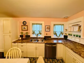 Birdie’s House~2 Bdr~Walkable to Dining & Park - Image 4
