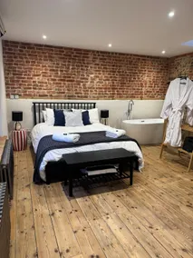 Holt GRDN House A beautiful 1 bedroom house with freestanding bathtub and log burners - Image 2