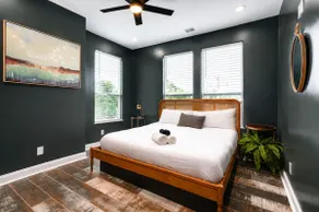 Gallant Glass 4BR Top Floor Walk to Vandy! - Image 4