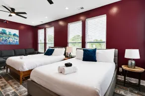 Gallant Glass 4BR Top Floor Walk to Vandy! - Image 2