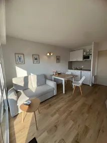 Ground floor studio with terrace, harbor view, and free parking - Image 2