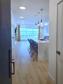 Modern Bright 1BR+Den Condo DT Balcony, F/Parking - Image 2