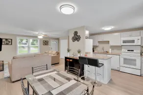 Spacious Uptown 3BR - Game Room - Deck - Kingbed - Image 2