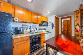 Hibernation Haven-Resort Cabin-Jacuzzi Tub-Skiing - Image 5