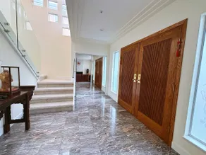 Spacious 5 bedroom House with AC - Image 3