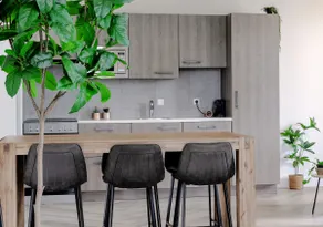 4-Bed Apartment | Kitchen + Free Parking - Image 4