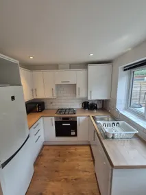 Bright & Cozy 3 Bed House with Parking - Image 4