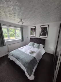 Bright & Cozy 3 Bed House with Parking - Image 5