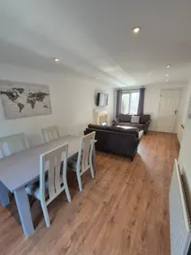 Bright & Cozy 3 Bed House with Parking - Image 2