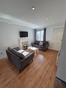 Bright & Cozy 3 Bed House with Parking - Image 3