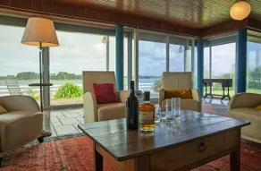 Family home with panoramic river views - Image 2