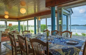 Family home with panoramic river views - Image 3