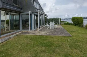 Family home with panoramic river views - Image 5