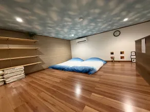 Clean and comfortable home, convenient transportation, free parking - Image 4