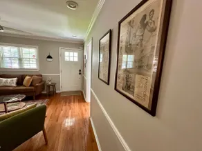 Vintage Bungalow Near Downtown - Image 3