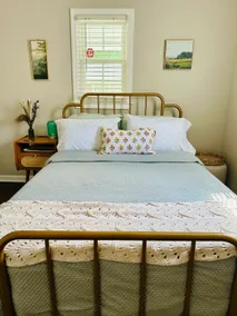 Vintage Bungalow Near Downtown - Image 4