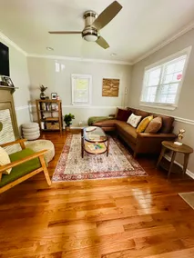 Vintage Bungalow Near Downtown - Image 2