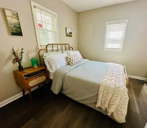 Vintage Bungalow Near Downtown - Image 5
