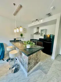 Captivating studio,w/exclusive parking,1 block sea - Image 3