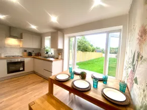 Isleworth House with Garden & private parking - Image 2